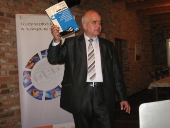 Julian Wiatr demonstruje normę SEP.jpg