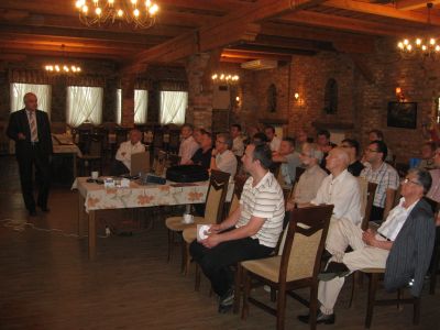 Prelekcję prowadzi Julian Wiatr.jpg