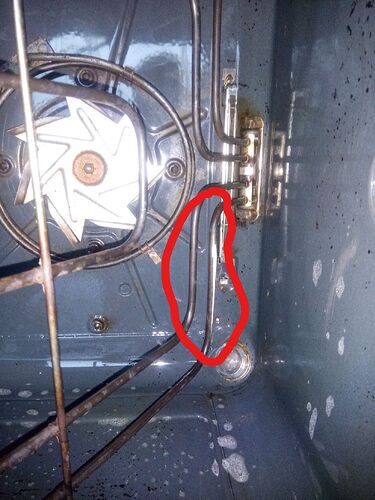 pęknięta izolacja grzałki.jpg